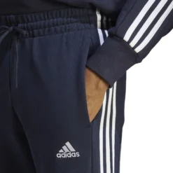 ADIDAS Essentials French Terry Tapered Cuff 3-Stripes Pantalone Da Allenamento Uomini - Blu Scuro, Bianco -Negozio di articoli sportivi da tennis 17902000 16