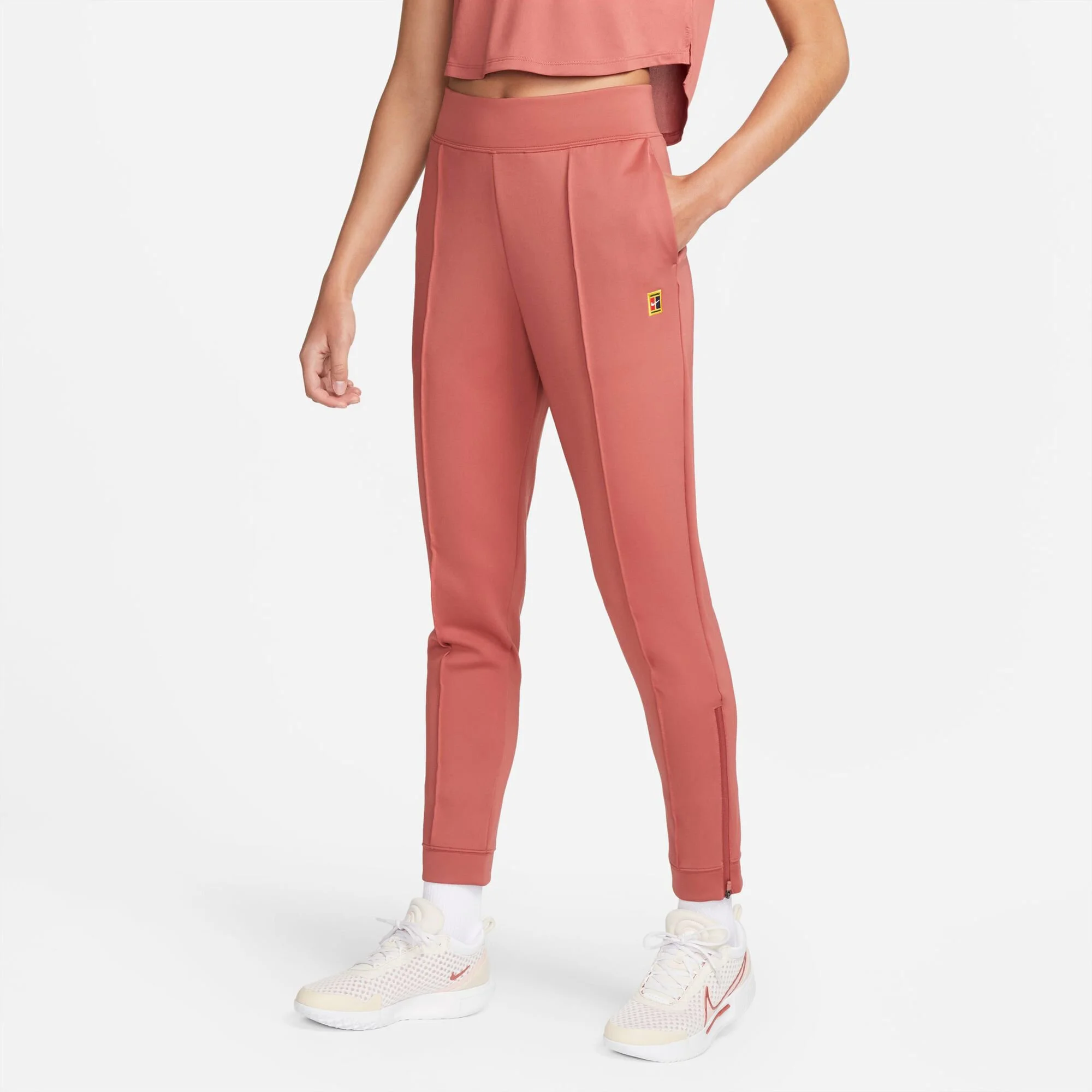 Nike Court Dri-Fit Heritage Knit Pantalone Da Allenamento Donna - Corallo 4 Nike Court Dri-Fit Heritage Knit Pantalone Da Allenamento Donna - Corallo - immagine 4