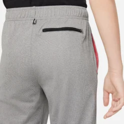 Nike Poly+ Pantalone Da Allenamento Ragazzi - Grigio 13 Nike Poly+ Pantalone Da Allenamento Ragazzi - Grigio -Negozio di articoli sportivi da tennis 56810000 16