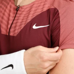 Nike Dri-Fit Advantage Court Slim UL RG Polo Uomini - Rosso Scuro, Rosa Antico 19 Nike Dri-Fit Advantage Court Slim UL RG Polo Uomini - Rosso Scuro, Rosa Antico -Negozio di articoli sportivi da tennis 57142000 0 8